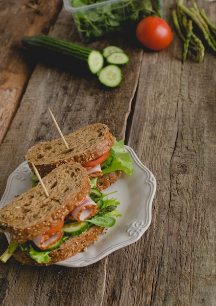 Sandwiches en la mesa