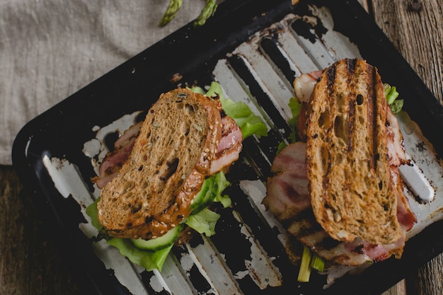 Sandwiches en la mesa