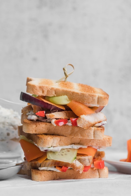 Foto gratuita sándwiches de pan tostado de alto ángulo en la mesa