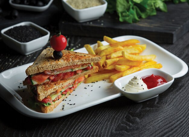 Sandwiches de pan tostado casero con papas y salsas.