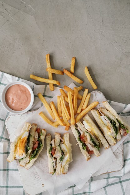 Sándwiches con papas fritas