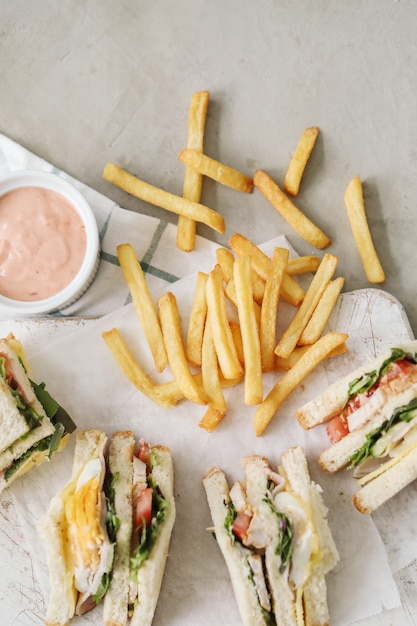 Sándwiches con papas fritas