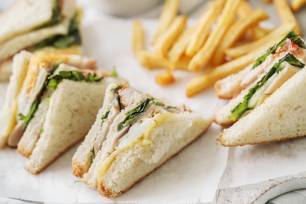 Foto gratuita sándwiches con papas fritas