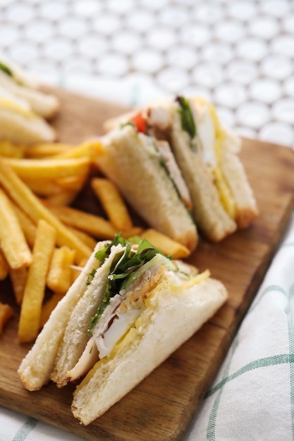 Sándwiches con papas fritas