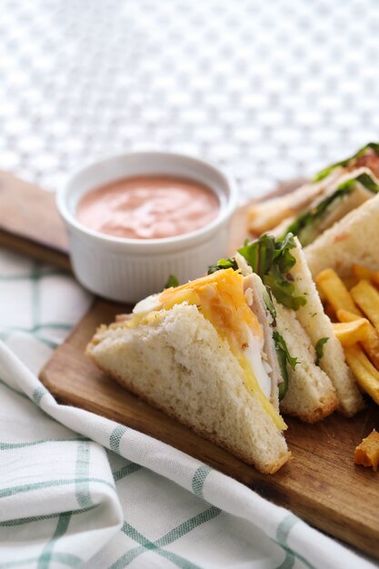 Sándwiches con papas fritas