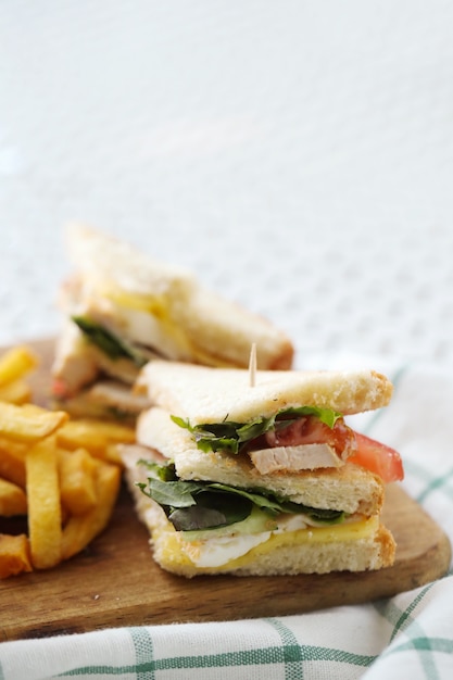 Sándwiches con papas fritas