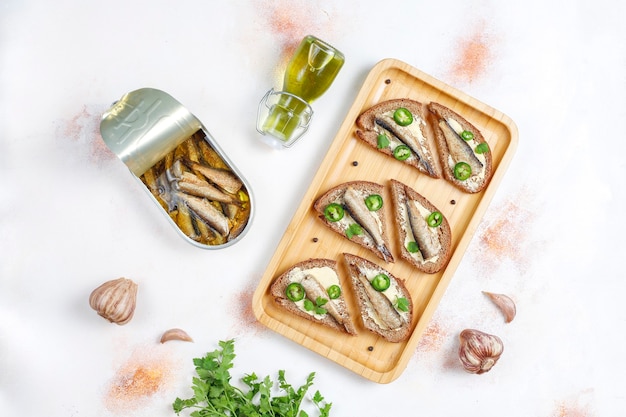 Foto gratuita sándwiches de pescado con espadines.