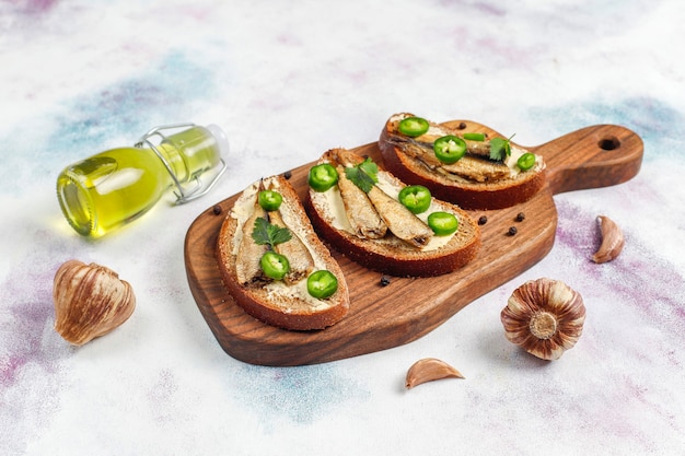 Sándwiches de pescado con espadines.