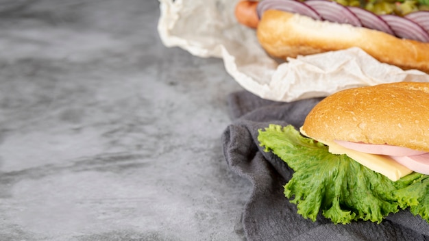 Sándwiches de primer plano con espacio de copia