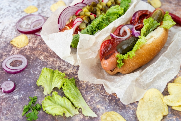 Foto gratuita sándwiches de primer plano con papas fritas