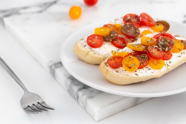 Sándwiches de primer plano con queso crema y tomates