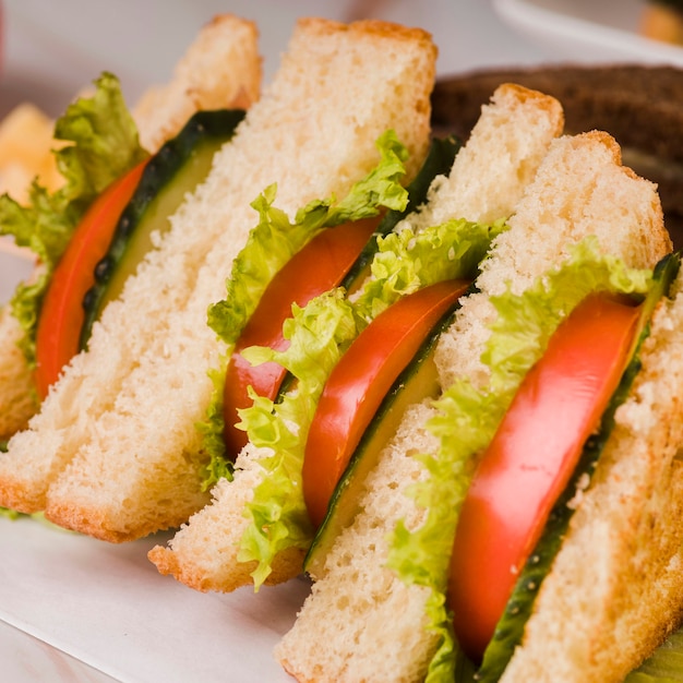 Sándwiches de primer plano con verduras