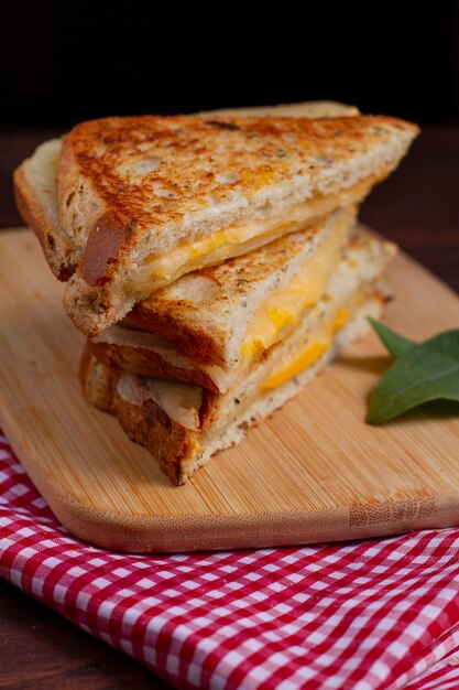 Sándwiches sabrosos de alto ángulo con queso