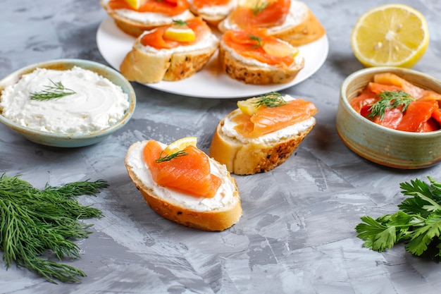 Sándwiches de salmón ahumado y queso crema y eneldo.