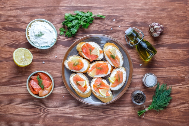 Sándwiches de salmón ahumado y queso crema y eneldo.