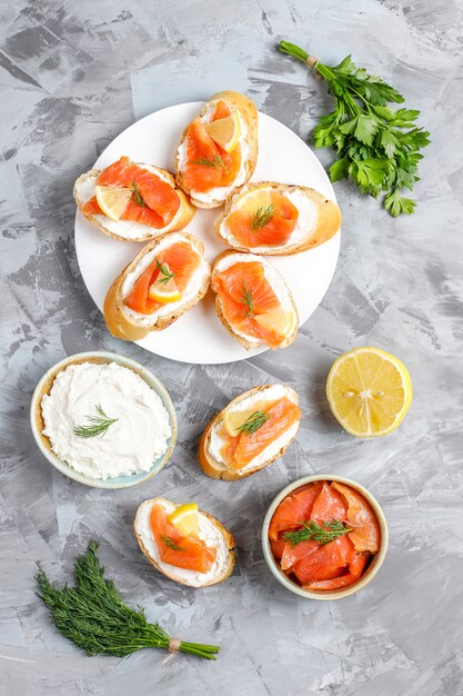 Sándwiches de salmón ahumado y queso crema y eneldo.