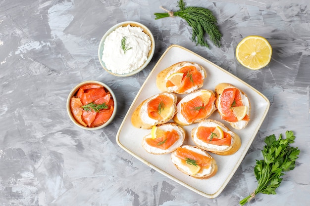 Sándwiches de salmón ahumado y queso crema y eneldo.