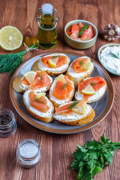 Sándwiches de salmón ahumado y queso crema y eneldo.