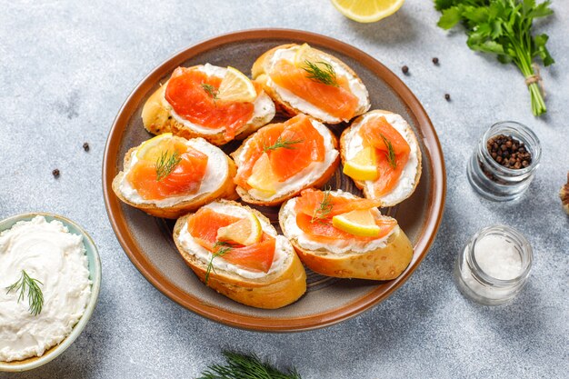 Sándwiches de salmón ahumado y queso crema y eneldo.