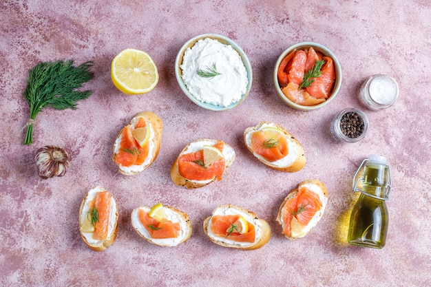 Sándwiches de salmón ahumado y queso crema y eneldo.