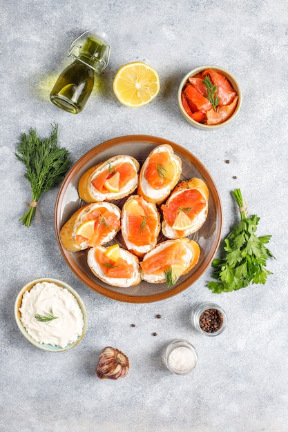 Sándwiches de salmón ahumado y queso crema y eneldo.