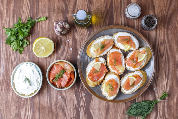 Sándwiches de salmón ahumado y queso crema y eneldo.