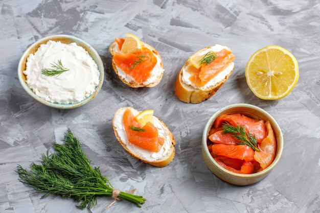 Sándwiches de salmón ahumado y queso crema y eneldo.