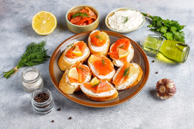 Sándwiches de salmón ahumado y queso crema y eneldo.