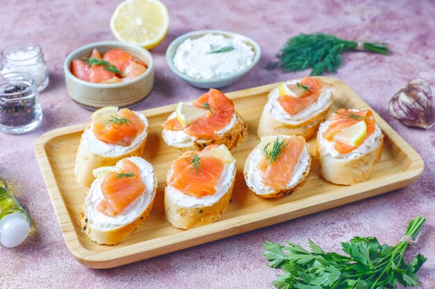 Sándwiches de salmón ahumado y queso crema y eneldo.