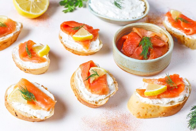 Sándwiches de salmón ahumado y queso crema y eneldo.