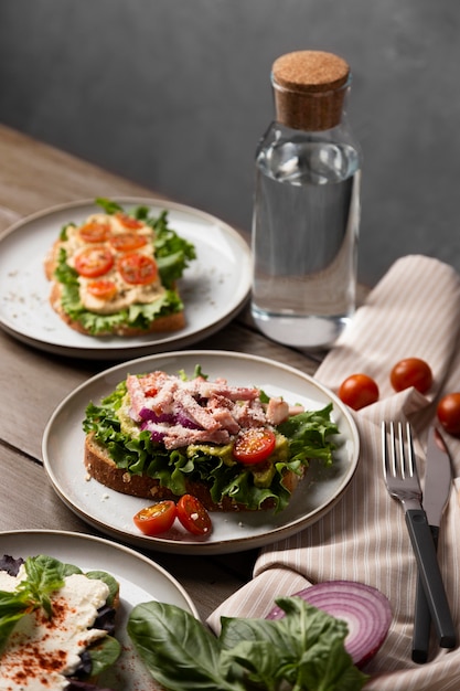 Sándwiches saludables de alto ángulo con lechuga