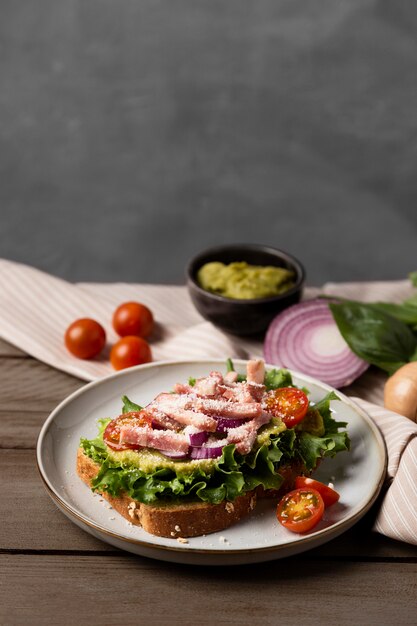 Sándwiches saludables con lechuga de alto ángulo