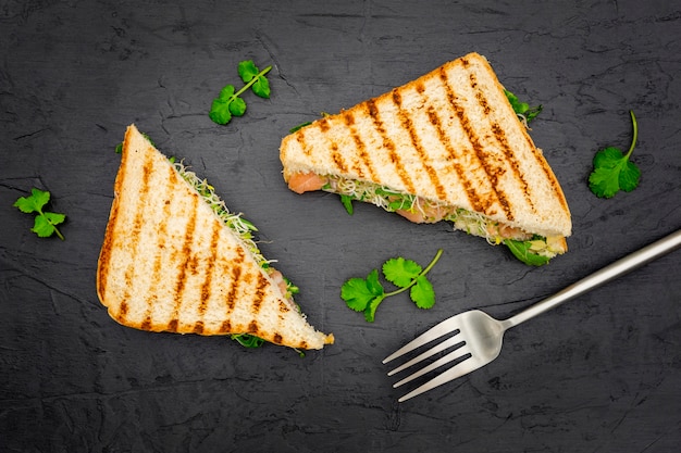Sandwiches triangulares con perejil y tenedor