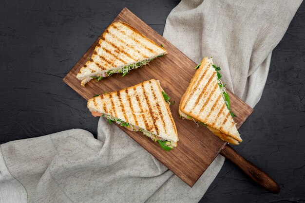 Sandwiches triangulares en tabla de cortar