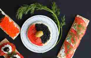 Foto gratuita sándwiches vegetarianos con verduras, caviar y ramas de eneldo. vista superior.