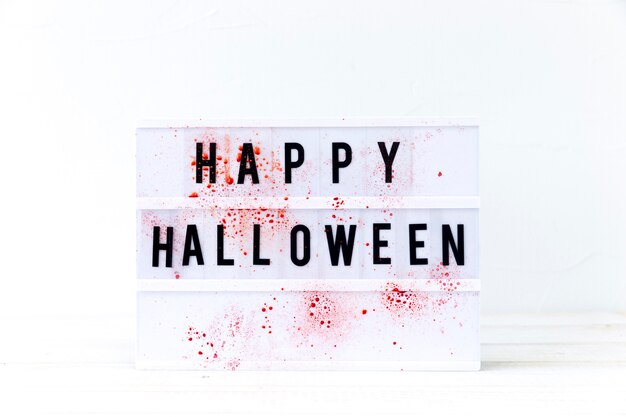 Sangre en la escritura feliz de Halloween