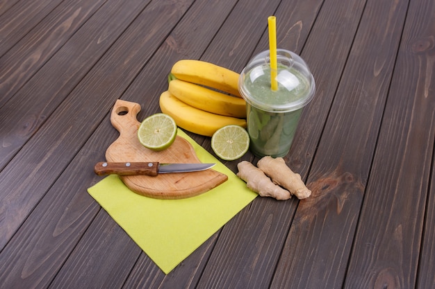 Sano batido con plátanos, lima y jengibre mentir sobre la mesa