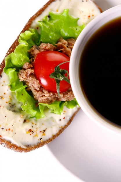 Foto gratuita sanswich fresco con atún y verduras y café.