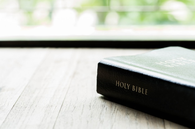 Santa Biblia en una mesa de madera