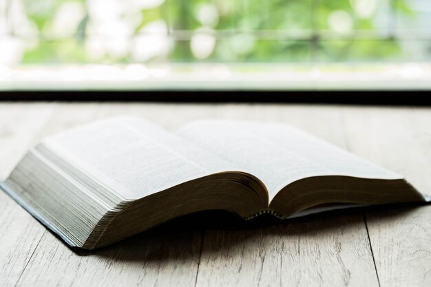 Santa Biblia en una mesa de madera