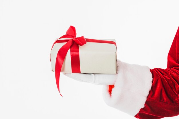 Santa Claus con caja de regalo pequeña