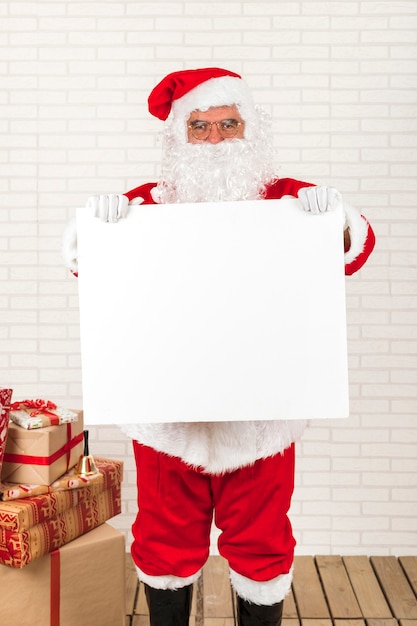 Santa claus con cartel en blanco blanco