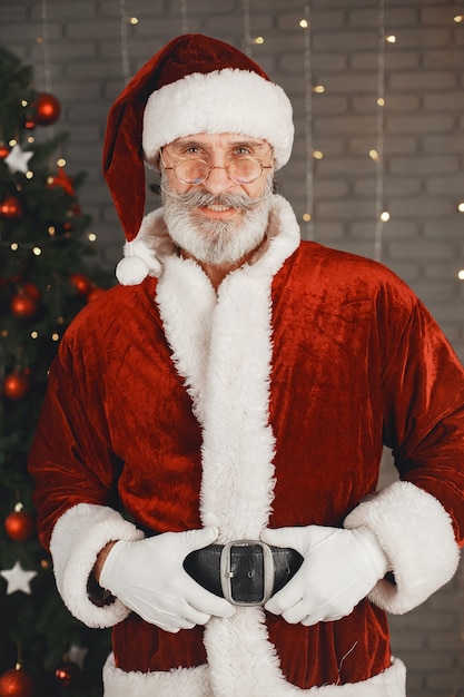 Santa Claus junto al árbol de Navidad. Decoración hogareña.