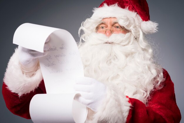 Santa Claus leyendo una lista de deseos