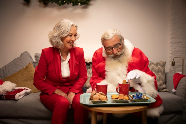 Santa claus y mujer celebrando la navidad