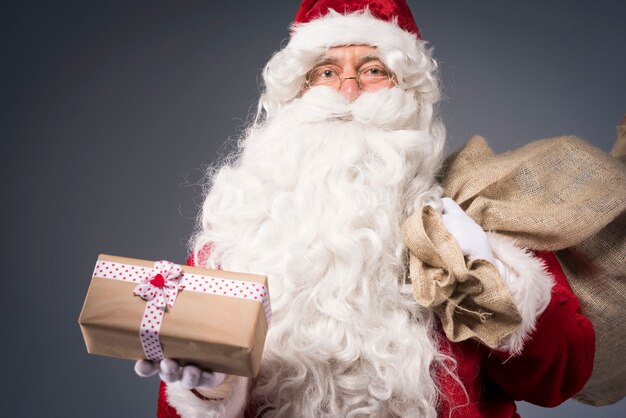 Santa Claus sosteniendo una caja de regalo