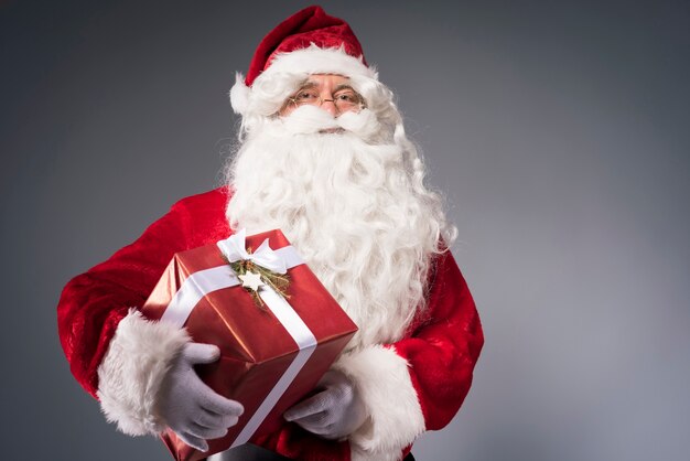 Santa Claus sosteniendo una caja de regalo