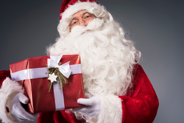 Santa Claus sosteniendo una caja de regalo