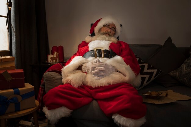 Santa claus tomando una siesta en el sofá