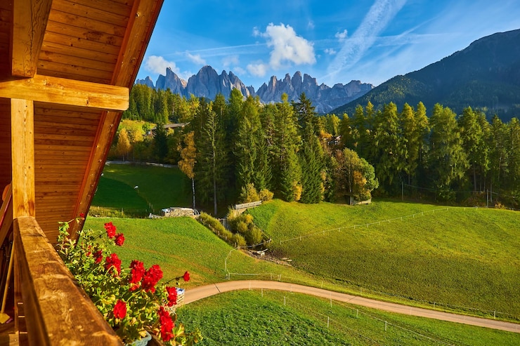 Foto gratuito santa maddalena en la cordillera de los dolomitastirol del sur